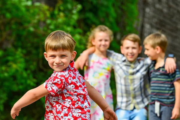 Quatro Crianças Felizes Alegres Menino Roupas Vermelhas Está Primeiro Plano — Fotografia de Stock