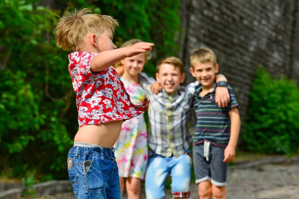 Čtyři Děti Šťastné Radostné Chlapec Červených Šatech Popředí Jeho Přátelé — Stock fotografie
