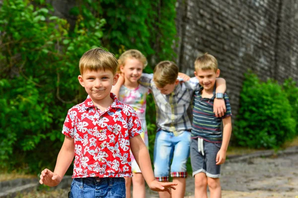 Czworo Dzieci Szczęśliwy Radosny Chłopiec Czerwone Ubrania Jest Pierwszym Planie — Zdjęcie stockowe