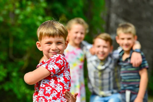 Quatro Crianças Felizes Alegres Menino Roupas Vermelhas Está Primeiro Plano — Fotografia de Stock