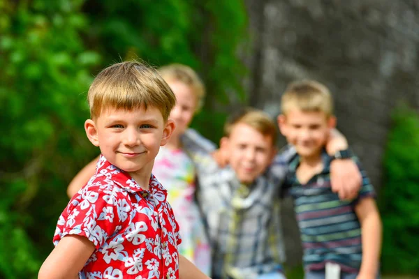 Czworo Dzieci Szczęśliwy Radosny Chłopiec Czerwone Ubrania Jest Pierwszym Planie — Zdjęcie stockowe