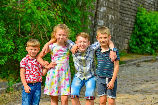 Dört Mutlu Neşeli Çocuklar Birbirlerini Kardeşlerim Birlikte Kucaklayan — Stok fotoğraf