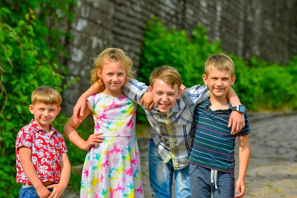 Cuatro Niños Felices Alegres Abrazan Hermanos Hermanas Juntos — Foto de Stock