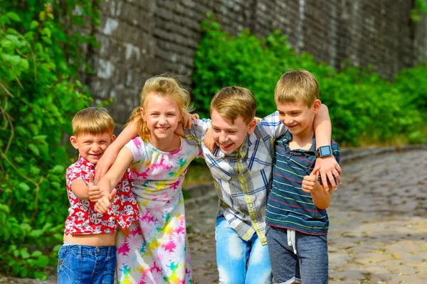 Vier Glückliche Und Freudige Kinder Umarmen Einander Brüder Und Schwestern — Stockfoto