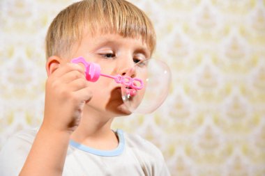 Sabun köpüğü, yakın çekim çocuk darbeler
