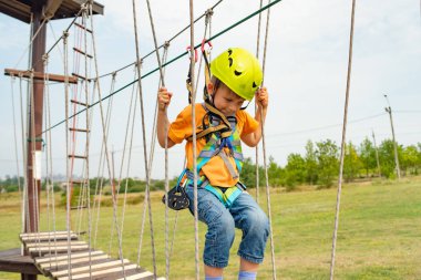 Tek tip bir teleferik aşırı bir parkta bir ipe asılı içinde bir çocuk