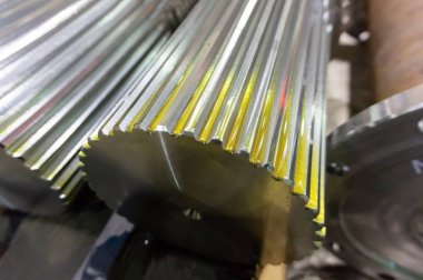 Eğri şaft petrol işleme sonra rafa yatıyor ve üretim daha fazla kullanılmaya hazır durumda olan