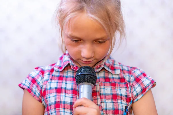 Uma Menina Uma Camisa Xadrez Segura Microfone Suas Mãos Olha — Fotografia de Stock