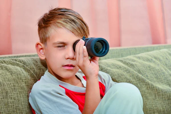 Der Junge Schaut Ein Monokel — Stockfoto