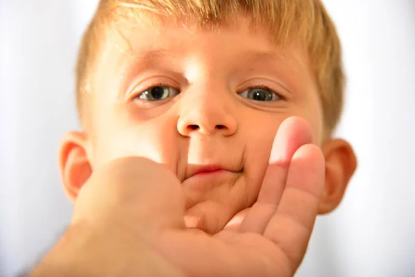 Zbliżenie Portret Chłopca Mały Człowiek Ręce Trzyma Dziecko Przez Twarz — Zdjęcie stockowe