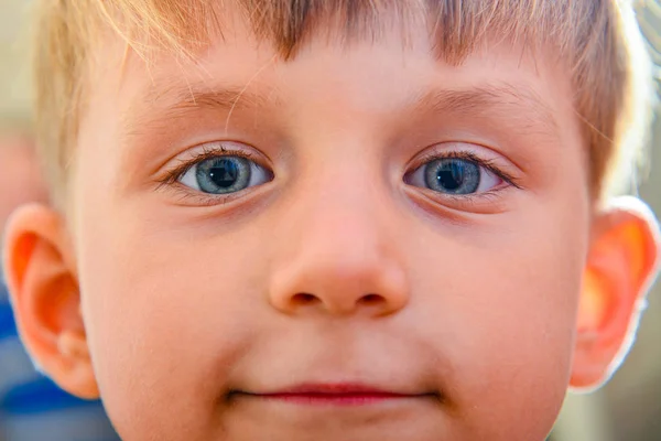 Retrato Primer Plano Niño Con Ojos Azules —  Fotos de Stock