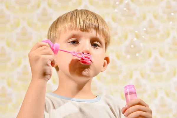 Мальчик Надувает Мыльные Пузыри Крупным Планом — стоковое фото