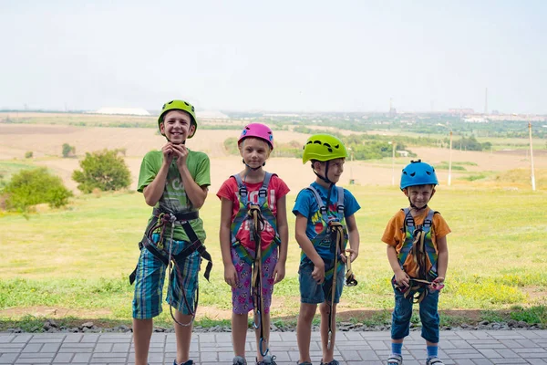 Cuatro Niños Están Usando Cascos Ropa Escalada Están Listos Para — Foto de Stock