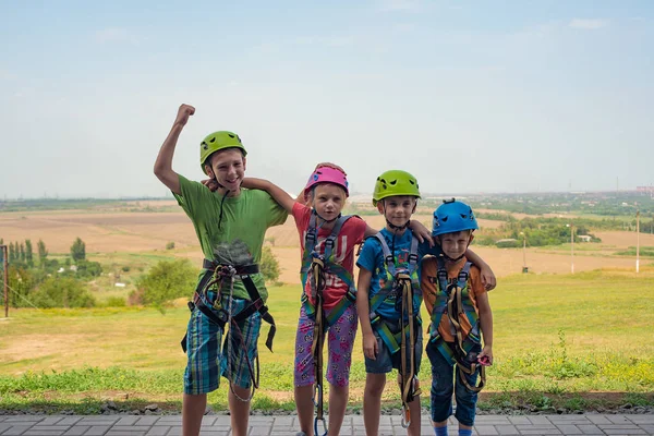 Cuatro Niños Están Usando Cascos Ropa Escalada Están Listos Para — Foto de Stock