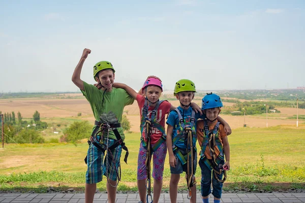 Quatro Crianças Estão Usando Capacetes Roupas Escalada Estão Prontas Para — Fotografia de Stock