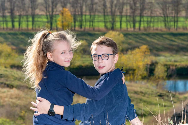Pojke Med Flicka Sitter Klippa Två Vänner Bror Och Syster — Stockfoto