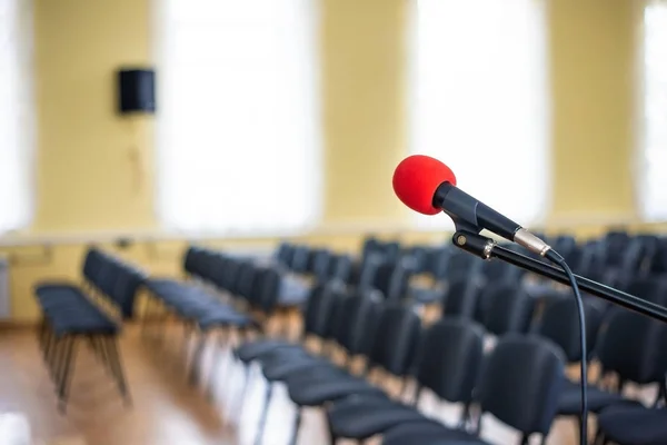 Red Microphone Empty Room Concept Emptiness Despair Human Life Emptiness — Stock Photo, Image