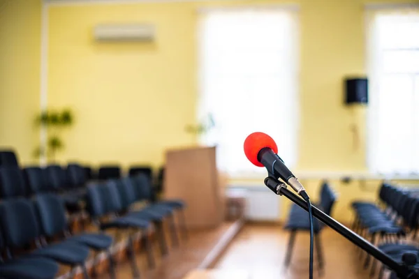 Rotes Mikrofon Einem Leeren Raum Das Konzept Der Leere Und — Stockfoto