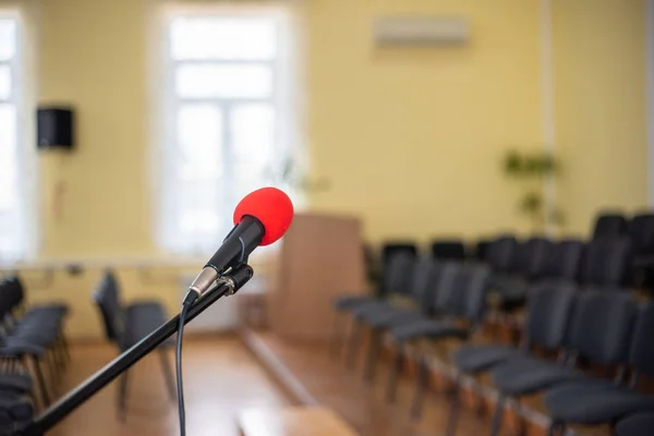 Rotes Mikrofon Einem Leeren Raum Das Konzept Der Leere Und — Stockfoto