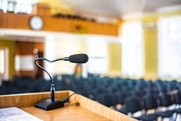 Black Microphone Empty Conference Hall Empty Chair Ready Public Speaking — Stock Photo, Image