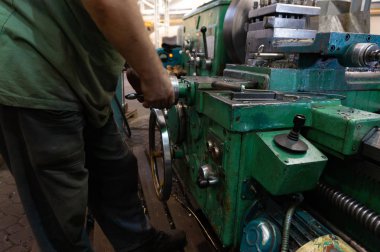 İşçi, adam, makine denetiminin mekanik eylemler yapar. Üretim çalışmalarında dönüm