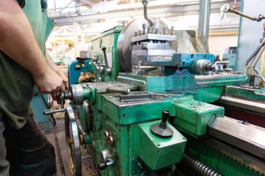 İşçi, adam, makine denetiminin mekanik eylemler yapar. Üretim çalışmalarında dönüm