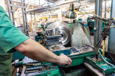 İşçi, adam, makine denetiminin mekanik eylemler yapar. Üretim çalışmalarında dönüm