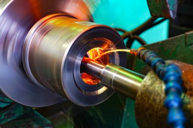 Parçaların metal işleme sektöründe Bileme Makinası ile uçan bir iç çelik yüzeyi bitirme üretim kıvılcım