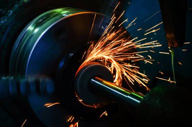 Parçaların metal işleme sektöründe Bileme Makinası ile uçan bir iç çelik yüzeyi bitirme üretim kıvılcım
