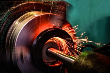 Parçaların metal işleme sektöründe Bileme Makinası ile uçan bir iç çelik yüzeyi bitirme üretim kıvılcım
