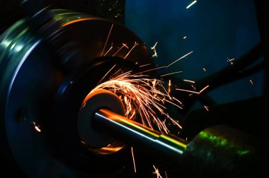 Parçaların metal işleme sektöründe Bileme Makinası ile uçan bir iç çelik yüzeyi bitirme üretim kıvılcım