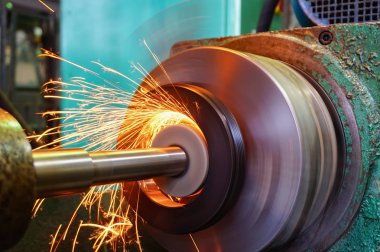 Parçaların metal işleme sektöründe Bileme Makinası ile uçan bir iç çelik yüzeyi bitirme üretim kıvılcım