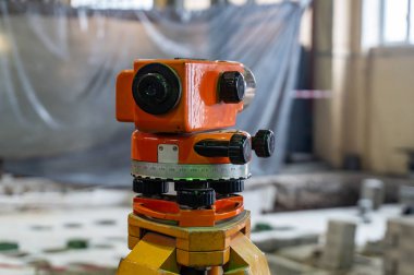 Ölçme donanımları, inşaat alanı üzerinde bir tripod üzerinde inşaat seviyesi