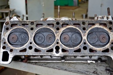 Araba blok başkanı sökülmüş ve onarım için hazır.