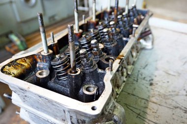 Araba blok başkanı sökülmüş ve onarım için hazır.