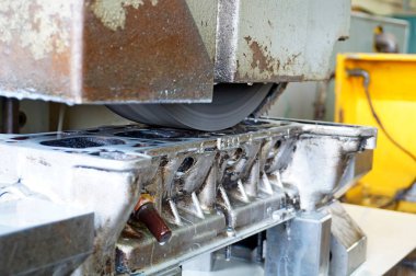 Araba baş blok makinedeki zımpara. Temiz ve düz yüzey.