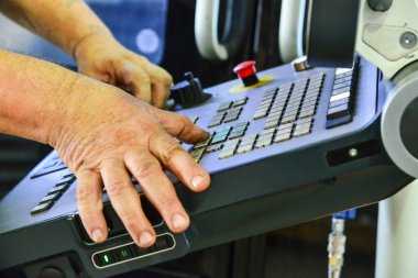 Kontrol panelindeki hassas Cnc işleme Merkezi, işleme fabrikası'nda metal ürünün üretim işleminin kontrol panelinde çalışma programının