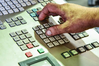 Kontrol panelindeki hassas Cnc işleme Merkezi, işleme fabrikası'nda metal ürünün üretim işleminin kontrol panelinde çalışma programının