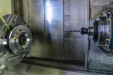 Cnc delme, ayarlama ve metal kesici bir alet ile dönüm ve aracı merkezleme. Yüksek teknoloji işleme kavramı