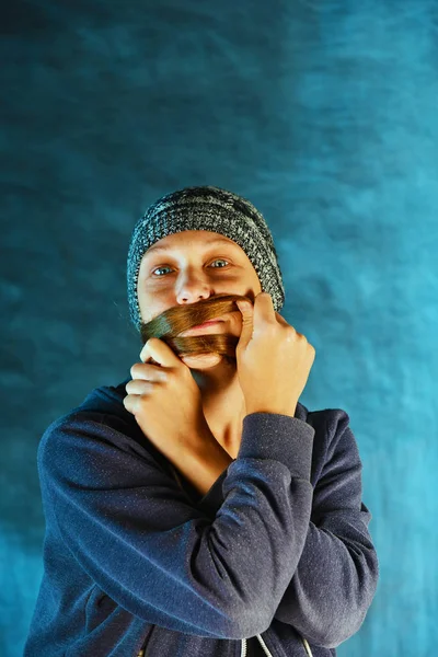 Una Chica Sombrero Punto Con Pelo Rojo Hace Bigote Pelo — Foto de Stock