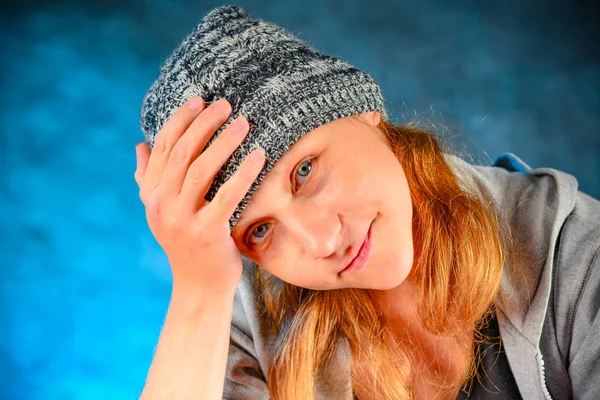 머리와 모자에 그녀의 머리를 스튜디오에서 파란색 — 스톡 사진