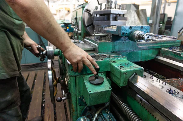 Werker Een Man Verwerkt Metaalproducten Een Machine Werk Draaien Productie — Stockfoto