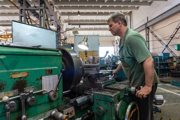 Werkende Man Beheert Uitrusting Van Snijmachine Werk Draaien Productie — Stockfoto