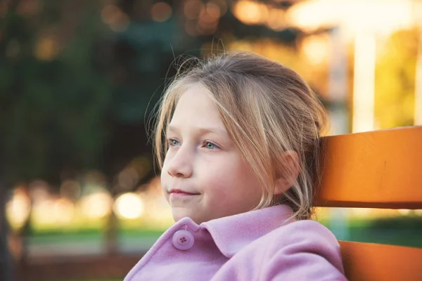 Une Fille Manteau Rose Est Assise Sur Banc Jaune Dans — Photo