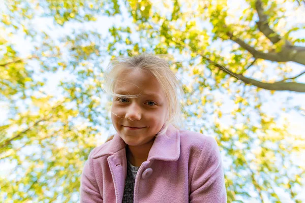 Une Fille Manteau Rose Regarde Caméra Haut Sur Fond Des — Photo