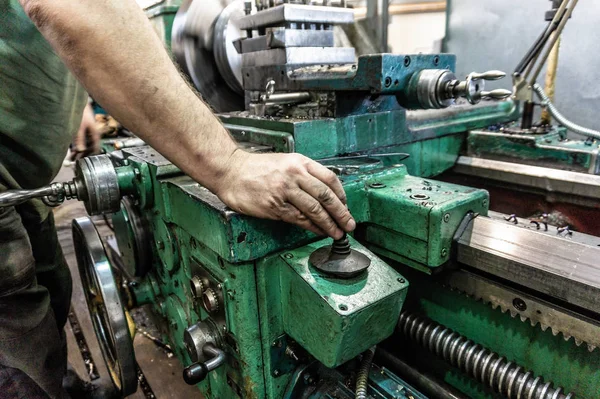 Trabajador Hombre Realiza Acciones Mecánicas Del Control Máquina Trabajos Torneado — Foto de Stock
