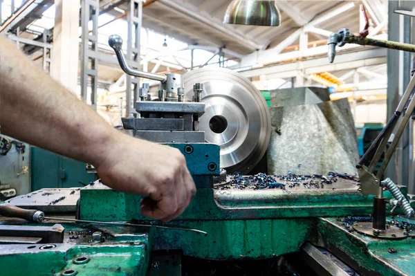 Trabajador Hombre Realiza Acciones Mecánicas Del Control Máquina Trabajos Torneado — Foto de Stock