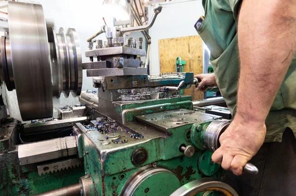 Trabajador Hombre Procesa Productos Metálicos Una Máquina Trabajos Torneado Producción — Foto de Stock