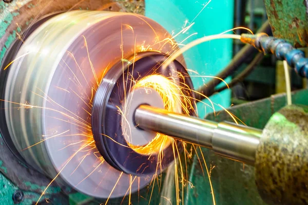 Producción Piezas Industria Metalúrgica Terminando Una Rectificadora Superficie Acero Interna —  Fotos de Stock