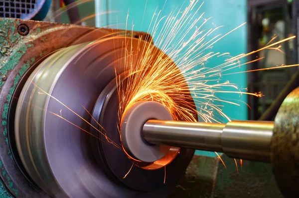 Parçaların metal işleme sektöründe Bileme Makinası ile uçan bir iç çelik yüzeyi bitirme üretim kıvılcım